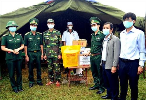 Tặng quà cho cán bộ, chiến sĩ đang thực hiện nhiệm vụ tại chốt phòng chống dịch COVID-19 số 3 xã Đông Sơn. Ảnh: Tường Vi - TTXVN Tặng quà cho cán bộ, chiến sĩ đang thực hiện nhiệm vụ tại chốt phòng chống dịch COVID-19 số 3 xã Đông Sơn. Ảnh: Tường Vi - TTXVN