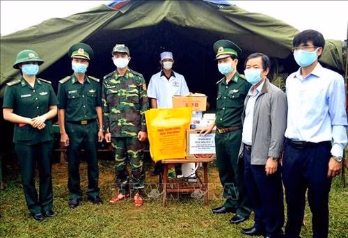 Tặng quà cho cán bộ, chiến sĩ đang thực hiện nhiệm vụ tại chốt phòng chống dịch COVID-19 số 3 xã Đông Sơn. Ảnh: Tường Vi - TTXVN