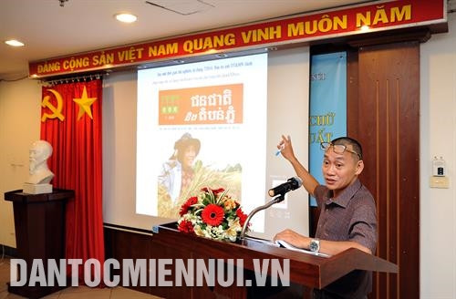 Nhà báo Huỳnh Văn Thảo, Trưởng đại diện Báo ảnh Dân tộc và Miền núi tại TP.HCM, Thư ký đề tài trình bày tham luận, thảo luận về những vấn đề liên quan đến quá trình thử nghiệm, ứng dụng các bộ gõ và font chữ Khmer trên các chương trình dàn trang PageMaker, QuarkXPress và InDesign. Ảnh: An Hiếu