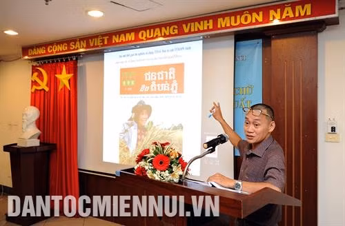 Nhà báo Huỳnh Văn Thảo, Trưởng đại diện Báo ảnh Dân tộc và Miền núi tại TP.HCM, Thư ký đề tài trình bày tham luận, thảo luận về những vấn đề liên quan đến quá trình thử nghiệm, ứng dụng các bộ gõ và font chữ Khmer trên các chương trình dàn trang PageMaker, QuarkXPress và InDesign. Ảnh: An Hiếu