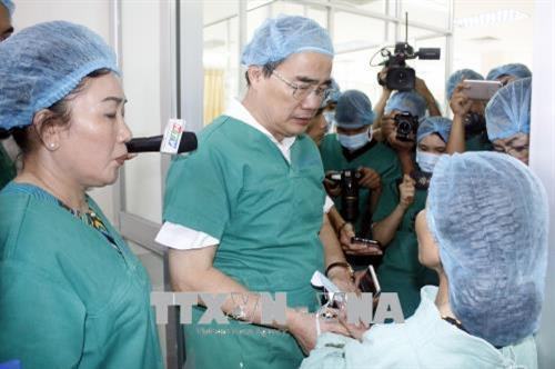 Bí thư Thành ủy Nguyễn Thiện Nhân động viên vợ anh Trần Văn Hoàng, Đội trưởng Đội "hiệp sĩ đường phố" quận Tân Bình, đang điều trị tại Bệnh viện 115. Ảnh: Hoàng Hải - TTXVN Bí thư Thành ủy Nguyễn Thiện Nhân động viên vợ anh Trần Văn Hoàng, Đội trưởng Đội "hiệp sĩ đường phố" quận Tân Bình, đang điều trị tại Bệnh viện 115. Ảnh: Hoàng Hải - TTXVN