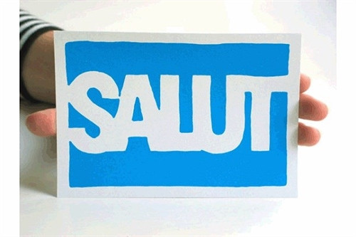 Từ "salut" trong tiếng Pháp bao hàm cả hai nghĩa là "xin chào" và "tạm biệt".