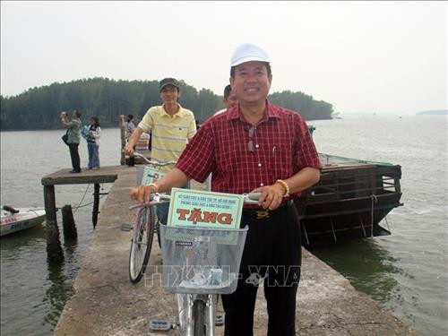 Anh Đỗ Thanh Hải trong một buổi tặng quà từ thiện tại xã đảo Thạnh An, huyện Cần Giờ, Thành phố Hồ Chí Minh. Ảnh: TTXVN phát Anh Đỗ Thanh Hải trong một buổi tặng quà từ thiện tại xã đảo Thạnh An, huyện Cần Giờ, Thành phố Hồ Chí Minh. Ảnh: TTXVN phát