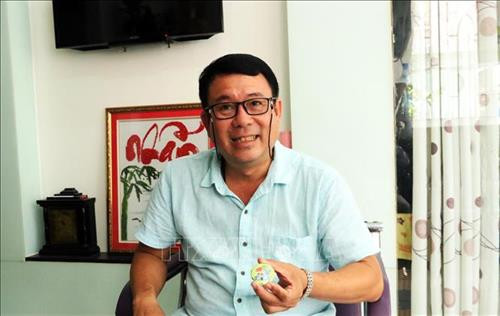 Anh Đỗ Thanh Hải giới thiệu phù hiệu của Hội viên Hội Cựu chiến binh chiến sỹ Trường Sa tỉnh Khánh Hòa do anh thiết kế. Ảnh: Xuân Khu-TTXVN Anh Đỗ Thanh Hải giới thiệu phù hiệu của Hội viên Hội Cựu chiến binh chiến sỹ Trường Sa tỉnh Khánh Hòa do anh thiết kế. Ảnh: Xuân Khu-TTXVN