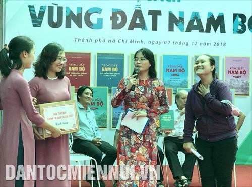 Độc giả tham gia giao lưu với phần hỏi - đáp thú vị liên quan các loại đặc sản, địa danh và lịch sử vùng đất Nam Bộ