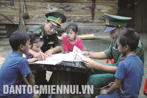 Bộ đội biên phòng Sơn La dạy tiếng Việt cho con em đồng bào dân tộc