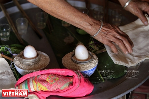 Cận cảnh mâm lễ vật cúng bản của người Cống. Mâm lễ vật này được chuẩn bị ở nhà thày mo. Thày mo làm lễ tại nhà trước khi lên vùng đất linh thiêng để làm lễ cúng bản. Người Cống rời nhà thày mo cùng lễ vật dâng lên hai vị thần nước và thần rừng. Ngoài đồ lễ được thày mo chuẩn bị, họ cũng mang theo gạo, gà và lợn để tế thần linh. Người Cống phát quang khu đất thiêng nơi có nguồn nước dẫn về bản. Trước khi làm lễ, trai bản dựng ngôi nhà nhỏ để đón thần linh về chứng kiến lễ cúng của họ. Thày mo đọc bài khấn đầu tiên trong lễ cúng để mời thần linh về cho dân bản làm lễ. Thày mo giết gà làm vật tế cầu vị thần linh che chở cho bản làng của họ được an lành. C huẩn bị đồ chín để cúng tạ ơn các vị thần. Trai bản giúp thày mo chuẩn bị lễ vật để làm lễ cúng. Thày mo rót rượu mời các vị thần sau khi thực hiện xong bài khấn. Xem bói từ gan là phần rất quan trọng của lễ cúng bản. Qua những đặc điểm của lá ga vừa tế thần, thày mo sẽ nói cho dân bản về kết quả của buổi lễ. Lễ cúng bản của người Cống chỉ dành cho đàn ông. Họ sẽ ăn uống theo cách thức cổ xưa như ông bà tổ tiên của họ ngay tại vùng đất thiêng của bản. Dấu hiệu cấm bản của người Cống. Từ lúc những “chiếc khiêng” này được cắm xuống, bản Nậm Pục sẽ nội bất xuất ngoại bất nhập. Cận cảnh mâm lễ vật cúng bản của người Cống. Mâm lễ vật này được chuẩn bị ở nhà thày mo. Thày mo làm lễ tại nhà trước khi lên vùng đất linh thiêng để làm lễ cúng bản. Người Cống rời nhà thày mo cùng lễ vật dâng lên hai vị thần nước và thần rừng. Ngoài đồ lễ được thày mo chuẩn bị, họ cũng mang theo gạo, gà và lợn để tế thần linh. Người Cống phát quang khu đất thiêng nơi có nguồn nước dẫn về bản. Trước khi làm lễ, trai bản dựng ngôi nhà nhỏ để đón thần linh về chứng kiến lễ cúng của họ. Thày mo đọc bài khấn đầu tiên trong lễ cúng để mời thần linh về cho dân bản làm lễ. Thày mo giết gà làm vật tế cầu vị thần linh che chở cho bản làng của họ được an lành. C huẩn bị đồ chín để cúng tạ ơn các vị thần. Trai bản giúp thày mo chuẩn bị lễ vật để làm lễ cúng. Thày mo rót rượu mời các vị thần sau khi thực hiện xong bài khấn. Xem bói từ gan là phần rất quan trọng của lễ cúng bản. Qua những đặc điểm của lá ga vừa tế thần, thày mo sẽ nói cho dân bản về kết quả của buổi lễ. Lễ cúng bản của người Cống chỉ dành cho đàn ông. Họ sẽ ăn uống theo cách thức cổ xưa như ông bà tổ tiên của họ ngay tại vùng đất thiêng của bản. Dấu hiệu cấm bản của người Cống. Từ lúc những “chiếc khiêng” này được cắm xuống, bản Nậm Pục sẽ nội bất xuất ngoại bất nhập.