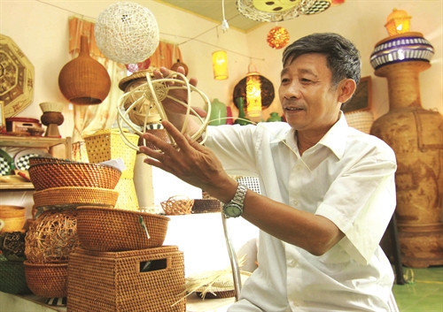 Đến làng mây tre đan Phú Vinh, xã Phú Nghĩa, huyện Chương Mỹ (Hà Nội), ta dễ dàng bắt gặp từ trẻ nhỏ đến người già say sưa bên những đường cong của cây song, đôi tay mềm mại "dệt nên" những hoa văn đẹp mắt