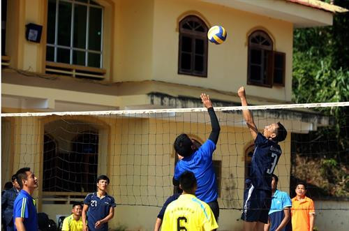 Giao lưu bóng chuyền giữa cán bộ nhân dân xã Sín Thầu với người dân thị trấn Khúc Thủy. Ảnh: Phan Tuấn Anh - TTXVN