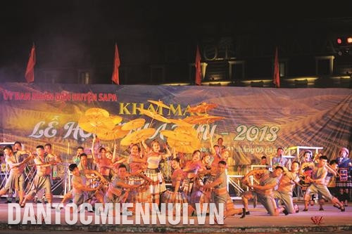 Trong khuôn khổ Lễ hội mùa Thu "Sức hút đại ngàn" năm 2018, Ủy ban Nhân dân huyện Bát Xát phối hợp với Chi hội nghệ sĩ nhiếp ảnh Lào Cai tổ chức Triển lãm ảnh "Vàng trên Y Tý". Ảnh: Cao Hương Trong khuôn khổ Lễ hội, 113 vận động viên đã tham gia Giải leo núi chinh phục đỉnh Lảo Thẩn lần thứ 2 - năm 2018. Ảnh: Cao Hương Đông đảo đồng bào dân tộc và khách du lịch đã tham dự Lễ hội mùa Thu Sa Pa năm 2018. Ảnh: Cao Hương Tái hiện lễ cưới của người Dao đỏ trong đêm khai mạc Lễ hội mùa Thu. Ảnh: Cao Hương Du khách tham quan làng nghề chạm bạc tại thôn Séo Pờ Hồ ở xã Mường Hum, huyện Bát Xát. Ảnh: Cao Hương Lễ hội mùa Thu được tổ chức nằm trong chuỗi sự kiện Lễ hội bốn mùa Xuân, Hạ, Thu, Đông, nhằm phát huy những giá trị văn hóa truyền thống, đậm đà bản sắc của các dân tộc sinh sống dưới chân núi Hoàng Liên. Ảnh: Cao Hương Du khách trải nghiệm mùa vàng ở xã Lao Chải, huyện Sa Pa. Ảnh: Cao Hương Trong khuôn khổ Lễ hội mùa Thu "Sức hút đại ngàn" năm 2018, Ủy ban Nhân dân huyện Bát Xát phối hợp với Chi hội nghệ sĩ nhiếp ảnh Lào Cai tổ chức Triển lãm ảnh "Vàng trên Y Tý". Ảnh: Cao Hương Trong khuôn khổ Lễ hội, 113 vận động viên đã tham gia Giải leo núi chinh phục đỉnh Lảo Thẩn lần thứ 2 - năm 2018. Ảnh: Cao Hương Đông đảo đồng bào dân tộc và khách du lịch đã tham dự Lễ hội mùa Thu Sa Pa năm 2018. Ảnh: Cao Hương Tái hiện lễ cưới của người Dao đỏ trong đêm khai mạc Lễ hội mùa Thu. Ảnh: Cao Hương Du khách tham quan làng nghề chạm bạc tại thôn Séo Pờ Hồ ở xã Mường Hum, huyện Bát Xát. Ảnh: Cao Hương Lễ hội mùa Thu được tổ chức nằm trong chuỗi sự kiện Lễ hội bốn mùa Xuân, Hạ, Thu, Đông, nhằm phát huy những giá trị văn hóa truyền thống, đậm đà bản sắc của các dân tộc sinh sống dưới chân núi Hoàng Liên. Ảnh: Cao Hương Du khách trải nghiệm mùa vàng ở xã Lao Chải, huyện Sa Pa. Ảnh: Cao Hương