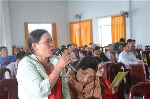 Người dân nêu ý kiến tại hội nghị. Ảnh: Ngọc Minh-TTXVN Người dân nêu ý kiến tại hội nghị. Ảnh: Ngọc Minh-TTXVN