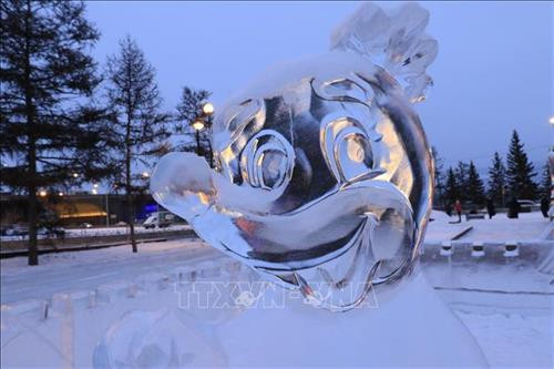 Các tác phẩm điêu khắc băng với chủ đề Krasnoyarsk - sức mạnh tinh thần của Siberia, được trưng bày bên bờ sông Enisei. Ảnh: Trần Hiếu - Pv TTXVN tại Liên bang Nga Băng đá dùng để chế tác được lấy từ các hồ nước tự nhiên, đóng băng ở nhiệt độ từ -10 đến -15 độ C trong một vài tuần. Ảnh: Trần Hiếu - Pv TTXVN tại Liên bang Nga Trẻ em thích thú với các tác phẩm điêu khắc nhân vật hoạt hình. Ảnh: Trần Hiếu - Pv TTXVN tại Liên bang Nga Vẻ đẹp của các tác phẩm điêu khắc băng khiến trẻ em thích thú như lạc vào câu chuyện cổ tích. Ảnh: Trần Hiếu - Pv TTXVN tại Liên bang Nga Cây cầu trượt được ghép từ các khối băng để trẻ em vui chơi trong những ngày đông. Ảnh: Trần Hiếu - Pv TTXVN tại Liên bang Nga Hình ảnh chuột Mickey được chọn làm biểu tượng của năm 2020. Ảnh: Trần Hiếu - Pv TTXVN tại Liên bang Nga Cùng với cây thông năm mới, các tác phẩm điêu khắc băng làm nên đặc trưng của các đô thị vùng Siberia. Ảnh: Trần Hiếu - Pv TTXVN tại Liên bang Nga Ông già tuyết và Công chúa tuyết. Ảnh: Trần Hiếu - Pv TTXVN tại Liên bang Nga Các tác phẩm điêu khắc băng được chế tác từ các khối băng đá tự nhiên lấy từ các hồ nước lớn ở vùng Siberia. Ảnh: Trần Hiếu - Pv TTXVN tại Liên bang Nga Không gian triển lãm các tác phẩm điêu khắc băng thu hút sự quan tâm của người dân địa phương. Ảnh: Trần Hiếu - Pv TTXVN tại Liên bang Nga Tùy vào điều kiện khí hậu, thời tiết từng năm, các nghệ nhân có kinh nghiệm biết chọn thời điểm cắt các khối băng đá từ các độ sâu khác nhau để đảm bảo khối đá bền, màu sắc đẹp và lâu tan chảy. Ảnh: Trần Hiếu - Pv TTXVN tại Liên bang Nga Nét độc đáo của mỗi sản phẩm điêu khắc băng thu hút sự chú ý của người tham quan. Ảnh: Trần Hiếu - Pv TTXVN tại Liên bang Nga Du khách thích thú ghi lại những hình ảnh ấn tượng cùng với các tác phẩm điêu khắc băng. Ảnh: Trần Hiếu - Pv TTXVN tại Liên bang Nga