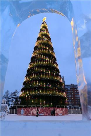 Băng đá và cây thông chào đón Giáng sinh và Năm mới là nét đặc trưng của vùng Sberia. Ảnh: Trần Hiếu - Pv TTXVN tại Liên bang Nga