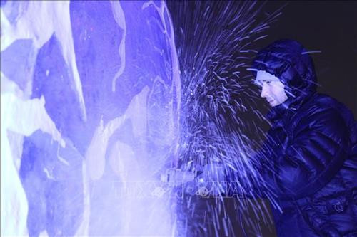 Các tác phẩm điêu khắc băng với chủ đề Krasnoyarsk - sức mạnh tinh thần của Siberia, được trưng bày bên bờ sông Enisei. Ảnh: Trần Hiếu - Pv TTXVN tại Liên bang Nga Băng đá dùng để chế tác được lấy từ các hồ nước tự nhiên, đóng băng ở nhiệt độ từ -10 đến -15 độ C trong một vài tuần. Ảnh: Trần Hiếu - Pv TTXVN tại Liên bang Nga Trẻ em thích thú với các tác phẩm điêu khắc nhân vật hoạt hình. Ảnh: Trần Hiếu - Pv TTXVN tại Liên bang Nga Vẻ đẹp của các tác phẩm điêu khắc băng khiến trẻ em thích thú như lạc vào câu chuyện cổ tích. Ảnh: Trần Hiếu - Pv TTXVN tại Liên bang Nga Cây cầu trượt được ghép từ các khối băng để trẻ em vui chơi trong những ngày đông. Ảnh: Trần Hiếu - Pv TTXVN tại Liên bang Nga Hình ảnh chuột Mickey được chọn làm biểu tượng của năm 2020. Ảnh: Trần Hiếu - Pv TTXVN tại Liên bang Nga Cùng với cây thông năm mới, các tác phẩm điêu khắc băng làm nên đặc trưng của các đô thị vùng Siberia. Ảnh: Trần Hiếu - Pv TTXVN tại Liên bang Nga Ông già tuyết và Công chúa tuyết. Ảnh: Trần Hiếu - Pv TTXVN tại Liên bang Nga Các tác phẩm điêu khắc băng được chế tác từ các khối băng đá tự nhiên lấy từ các hồ nước lớn ở vùng Siberia. Ảnh: Trần Hiếu - Pv TTXVN tại Liên bang Nga Không gian triển lãm các tác phẩm điêu khắc băng thu hút sự quan tâm của người dân địa phương. Ảnh: Trần Hiếu - Pv TTXVN tại Liên bang Nga Tùy vào điều kiện khí hậu, thời tiết từng năm, các nghệ nhân có kinh nghiệm biết chọn thời điểm cắt các khối băng đá từ các độ sâu khác nhau để đảm bảo khối đá bền, màu sắc đẹp và lâu tan chảy. Ảnh: Trần Hiếu - Pv TTXVN tại Liên bang Nga Nét độc đáo của mỗi sản phẩm điêu khắc băng thu hút sự chú ý của người tham quan. Ảnh: Trần Hiếu - Pv TTXVN tại Liên bang Nga Du khách thích thú ghi lại những hình ảnh ấn tượng cùng với các tác phẩm điêu khắc băng. Ảnh: Trần Hiếu - Pv TTXVN tại Liên bang Nga