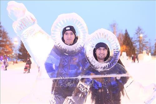 Các tác phẩm điêu khắc băng với chủ đề Krasnoyarsk - sức mạnh tinh thần của Siberia, được trưng bày bên bờ sông Enisei. Ảnh: Trần Hiếu - Pv TTXVN tại Liên bang Nga Băng đá dùng để chế tác được lấy từ các hồ nước tự nhiên, đóng băng ở nhiệt độ từ -10 đến -15 độ C trong một vài tuần. Ảnh: Trần Hiếu - Pv TTXVN tại Liên bang Nga Trẻ em thích thú với các tác phẩm điêu khắc nhân vật hoạt hình. Ảnh: Trần Hiếu - Pv TTXVN tại Liên bang Nga Vẻ đẹp của các tác phẩm điêu khắc băng khiến trẻ em thích thú như lạc vào câu chuyện cổ tích. Ảnh: Trần Hiếu - Pv TTXVN tại Liên bang Nga Cây cầu trượt được ghép từ các khối băng để trẻ em vui chơi trong những ngày đông. Ảnh: Trần Hiếu - Pv TTXVN tại Liên bang Nga Hình ảnh chuột Mickey được chọn làm biểu tượng của năm 2020. Ảnh: Trần Hiếu - Pv TTXVN tại Liên bang Nga Cùng với cây thông năm mới, các tác phẩm điêu khắc băng làm nên đặc trưng của các đô thị vùng Siberia. Ảnh: Trần Hiếu - Pv TTXVN tại Liên bang Nga Ông già tuyết và Công chúa tuyết. Ảnh: Trần Hiếu - Pv TTXVN tại Liên bang Nga Các tác phẩm điêu khắc băng được chế tác từ các khối băng đá tự nhiên lấy từ các hồ nước lớn ở vùng Siberia. Ảnh: Trần Hiếu - Pv TTXVN tại Liên bang Nga Không gian triển lãm các tác phẩm điêu khắc băng thu hút sự quan tâm của người dân địa phương. Ảnh: Trần Hiếu - Pv TTXVN tại Liên bang Nga Tùy vào điều kiện khí hậu, thời tiết từng năm, các nghệ nhân có kinh nghiệm biết chọn thời điểm cắt các khối băng đá từ các độ sâu khác nhau để đảm bảo khối đá bền, màu sắc đẹp và lâu tan chảy. Ảnh: Trần Hiếu - Pv TTXVN tại Liên bang Nga Nét độc đáo của mỗi sản phẩm điêu khắc băng thu hút sự chú ý của người tham quan. Ảnh: Trần Hiếu - Pv TTXVN tại Liên bang Nga Du khách thích thú ghi lại những hình ảnh ấn tượng cùng với các tác phẩm điêu khắc băng. Ảnh: Trần Hiếu - Pv TTXVN tại Liên bang Nga