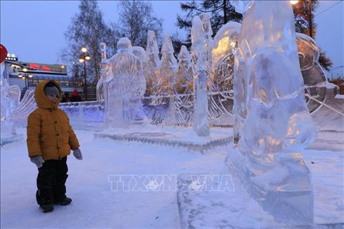 Các tác phẩm điêu khắc băng với chủ đề Krasnoyarsk - sức mạnh tinh thần của Siberia, được trưng bày bên bờ sông Enisei. Ảnh: Trần Hiếu - Pv TTXVN tại Liên bang Nga Băng đá dùng để chế tác được lấy từ các hồ nước tự nhiên, đóng băng ở nhiệt độ từ -10 đến -15 độ C trong một vài tuần. Ảnh: Trần Hiếu - Pv TTXVN tại Liên bang Nga Trẻ em thích thú với các tác phẩm điêu khắc nhân vật hoạt hình. Ảnh: Trần Hiếu - Pv TTXVN tại Liên bang Nga Vẻ đẹp của các tác phẩm điêu khắc băng khiến trẻ em thích thú như lạc vào câu chuyện cổ tích. Ảnh: Trần Hiếu - Pv TTXVN tại Liên bang Nga Cây cầu trượt được ghép từ các khối băng để trẻ em vui chơi trong những ngày đông. Ảnh: Trần Hiếu - Pv TTXVN tại Liên bang Nga Hình ảnh chuột Mickey được chọn làm biểu tượng của năm 2020. Ảnh: Trần Hiếu - Pv TTXVN tại Liên bang Nga Cùng với cây thông năm mới, các tác phẩm điêu khắc băng làm nên đặc trưng của các đô thị vùng Siberia. Ảnh: Trần Hiếu - Pv TTXVN tại Liên bang Nga Ông già tuyết và Công chúa tuyết. Ảnh: Trần Hiếu - Pv TTXVN tại Liên bang Nga Các tác phẩm điêu khắc băng được chế tác từ các khối băng đá tự nhiên lấy từ các hồ nước lớn ở vùng Siberia. Ảnh: Trần Hiếu - Pv TTXVN tại Liên bang Nga Không gian triển lãm các tác phẩm điêu khắc băng thu hút sự quan tâm của người dân địa phương. Ảnh: Trần Hiếu - Pv TTXVN tại Liên bang Nga Tùy vào điều kiện khí hậu, thời tiết từng năm, các nghệ nhân có kinh nghiệm biết chọn thời điểm cắt các khối băng đá từ các độ sâu khác nhau để đảm bảo khối đá bền, màu sắc đẹp và lâu tan chảy. Ảnh: Trần Hiếu - Pv TTXVN tại Liên bang Nga Nét độc đáo của mỗi sản phẩm điêu khắc băng thu hút sự chú ý của người tham quan. Ảnh: Trần Hiếu - Pv TTXVN tại Liên bang Nga Du khách thích thú ghi lại những hình ảnh ấn tượng cùng với các tác phẩm điêu khắc băng. Ảnh: Trần Hiếu - Pv TTXVN tại Liên bang Nga