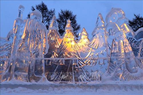 Các tác phẩm điêu khắc băng với chủ đề Krasnoyarsk - sức mạnh tinh thần của Siberia, được trưng bày bên bờ sông Enisei. Ảnh: Trần Hiếu - Pv TTXVN tại Liên bang Nga Băng đá dùng để chế tác được lấy từ các hồ nước tự nhiên, đóng băng ở nhiệt độ từ -10 đến -15 độ C trong một vài tuần. Ảnh: Trần Hiếu - Pv TTXVN tại Liên bang Nga Trẻ em thích thú với các tác phẩm điêu khắc nhân vật hoạt hình. Ảnh: Trần Hiếu - Pv TTXVN tại Liên bang Nga Vẻ đẹp của các tác phẩm điêu khắc băng khiến trẻ em thích thú như lạc vào câu chuyện cổ tích. Ảnh: Trần Hiếu - Pv TTXVN tại Liên bang Nga Cây cầu trượt được ghép từ các khối băng để trẻ em vui chơi trong những ngày đông. Ảnh: Trần Hiếu - Pv TTXVN tại Liên bang Nga Hình ảnh chuột Mickey được chọn làm biểu tượng của năm 2020. Ảnh: Trần Hiếu - Pv TTXVN tại Liên bang Nga Cùng với cây thông năm mới, các tác phẩm điêu khắc băng làm nên đặc trưng của các đô thị vùng Siberia. Ảnh: Trần Hiếu - Pv TTXVN tại Liên bang Nga Ông già tuyết và Công chúa tuyết. Ảnh: Trần Hiếu - Pv TTXVN tại Liên bang Nga Các tác phẩm điêu khắc băng được chế tác từ các khối băng đá tự nhiên lấy từ các hồ nước lớn ở vùng Siberia. Ảnh: Trần Hiếu - Pv TTXVN tại Liên bang Nga Không gian triển lãm các tác phẩm điêu khắc băng thu hút sự quan tâm của người dân địa phương. Ảnh: Trần Hiếu - Pv TTXVN tại Liên bang Nga Tùy vào điều kiện khí hậu, thời tiết từng năm, các nghệ nhân có kinh nghiệm biết chọn thời điểm cắt các khối băng đá từ các độ sâu khác nhau để đảm bảo khối đá bền, màu sắc đẹp và lâu tan chảy. Ảnh: Trần Hiếu - Pv TTXVN tại Liên bang Nga Nét độc đáo của mỗi sản phẩm điêu khắc băng thu hút sự chú ý của người tham quan. Ảnh: Trần Hiếu - Pv TTXVN tại Liên bang Nga Du khách thích thú ghi lại những hình ảnh ấn tượng cùng với các tác phẩm điêu khắc băng. Ảnh: Trần Hiếu - Pv TTXVN tại Liên bang Nga