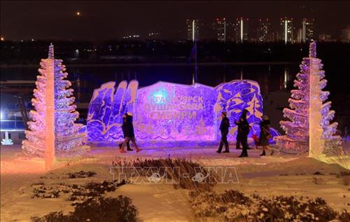 Các tác phẩm điêu khắc băng với chủ đề Krasnoyarsk - sức mạnh tinh thần của Siberia, được trưng bày bên bờ sông Enisei. Ảnh: Trần Hiếu - Pv TTXVN tại Liên bang Nga Băng đá dùng để chế tác được lấy từ các hồ nước tự nhiên, đóng băng ở nhiệt độ từ -10 đến -15 độ C trong một vài tuần. Ảnh: Trần Hiếu - Pv TTXVN tại Liên bang Nga Trẻ em thích thú với các tác phẩm điêu khắc nhân vật hoạt hình. Ảnh: Trần Hiếu - Pv TTXVN tại Liên bang Nga Vẻ đẹp của các tác phẩm điêu khắc băng khiến trẻ em thích thú như lạc vào câu chuyện cổ tích. Ảnh: Trần Hiếu - Pv TTXVN tại Liên bang Nga Cây cầu trượt được ghép từ các khối băng để trẻ em vui chơi trong những ngày đông. Ảnh: Trần Hiếu - Pv TTXVN tại Liên bang Nga Hình ảnh chuột Mickey được chọn làm biểu tượng của năm 2020. Ảnh: Trần Hiếu - Pv TTXVN tại Liên bang Nga Cùng với cây thông năm mới, các tác phẩm điêu khắc băng làm nên đặc trưng của các đô thị vùng Siberia. Ảnh: Trần Hiếu - Pv TTXVN tại Liên bang Nga Ông già tuyết và Công chúa tuyết. Ảnh: Trần Hiếu - Pv TTXVN tại Liên bang Nga Các tác phẩm điêu khắc băng được chế tác từ các khối băng đá tự nhiên lấy từ các hồ nước lớn ở vùng Siberia. Ảnh: Trần Hiếu - Pv TTXVN tại Liên bang Nga Không gian triển lãm các tác phẩm điêu khắc băng thu hút sự quan tâm của người dân địa phương. Ảnh: Trần Hiếu - Pv TTXVN tại Liên bang Nga Tùy vào điều kiện khí hậu, thời tiết từng năm, các nghệ nhân có kinh nghiệm biết chọn thời điểm cắt các khối băng đá từ các độ sâu khác nhau để đảm bảo khối đá bền, màu sắc đẹp và lâu tan chảy. Ảnh: Trần Hiếu - Pv TTXVN tại Liên bang Nga Nét độc đáo của mỗi sản phẩm điêu khắc băng thu hút sự chú ý của người tham quan. Ảnh: Trần Hiếu - Pv TTXVN tại Liên bang Nga Du khách thích thú ghi lại những hình ảnh ấn tượng cùng với các tác phẩm điêu khắc băng. Ảnh: Trần Hiếu - Pv TTXVN tại Liên bang Nga