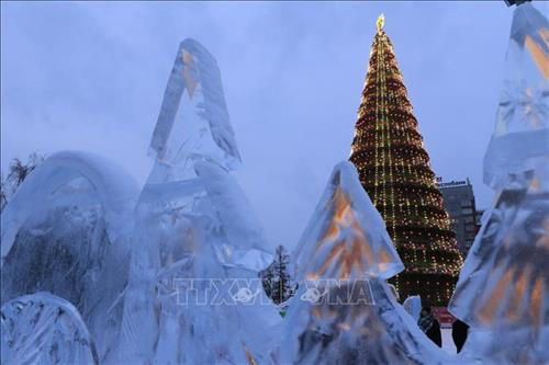 Các tác phẩm điêu khắc băng với chủ đề Krasnoyarsk - sức mạnh tinh thần của Siberia, được trưng bày bên bờ sông Enisei. Ảnh: Trần Hiếu - Pv TTXVN tại Liên bang Nga Băng đá dùng để chế tác được lấy từ các hồ nước tự nhiên, đóng băng ở nhiệt độ từ -10 đến -15 độ C trong một vài tuần. Ảnh: Trần Hiếu - Pv TTXVN tại Liên bang Nga Trẻ em thích thú với các tác phẩm điêu khắc nhân vật hoạt hình. Ảnh: Trần Hiếu - Pv TTXVN tại Liên bang Nga Vẻ đẹp của các tác phẩm điêu khắc băng khiến trẻ em thích thú như lạc vào câu chuyện cổ tích. Ảnh: Trần Hiếu - Pv TTXVN tại Liên bang Nga Cây cầu trượt được ghép từ các khối băng để trẻ em vui chơi trong những ngày đông. Ảnh: Trần Hiếu - Pv TTXVN tại Liên bang Nga Hình ảnh chuột Mickey được chọn làm biểu tượng của năm 2020. Ảnh: Trần Hiếu - Pv TTXVN tại Liên bang Nga Cùng với cây thông năm mới, các tác phẩm điêu khắc băng làm nên đặc trưng của các đô thị vùng Siberia. Ảnh: Trần Hiếu - Pv TTXVN tại Liên bang Nga Ông già tuyết và Công chúa tuyết. Ảnh: Trần Hiếu - Pv TTXVN tại Liên bang Nga Các tác phẩm điêu khắc băng được chế tác từ các khối băng đá tự nhiên lấy từ các hồ nước lớn ở vùng Siberia. Ảnh: Trần Hiếu - Pv TTXVN tại Liên bang Nga Không gian triển lãm các tác phẩm điêu khắc băng thu hút sự quan tâm của người dân địa phương. Ảnh: Trần Hiếu - Pv TTXVN tại Liên bang Nga Tùy vào điều kiện khí hậu, thời tiết từng năm, các nghệ nhân có kinh nghiệm biết chọn thời điểm cắt các khối băng đá từ các độ sâu khác nhau để đảm bảo khối đá bền, màu sắc đẹp và lâu tan chảy. Ảnh: Trần Hiếu - Pv TTXVN tại Liên bang Nga Nét độc đáo của mỗi sản phẩm điêu khắc băng thu hút sự chú ý của người tham quan. Ảnh: Trần Hiếu - Pv TTXVN tại Liên bang Nga Du khách thích thú ghi lại những hình ảnh ấn tượng cùng với các tác phẩm điêu khắc băng. Ảnh: Trần Hiếu - Pv TTXVN tại Liên bang Nga