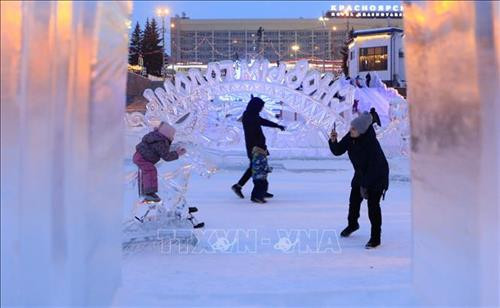 Các tác phẩm điêu khắc băng với chủ đề Krasnoyarsk - sức mạnh tinh thần của Siberia, được trưng bày bên bờ sông Enisei. Ảnh: Trần Hiếu - Pv TTXVN tại Liên bang Nga Băng đá dùng để chế tác được lấy từ các hồ nước tự nhiên, đóng băng ở nhiệt độ từ -10 đến -15 độ C trong một vài tuần. Ảnh: Trần Hiếu - Pv TTXVN tại Liên bang Nga Trẻ em thích thú với các tác phẩm điêu khắc nhân vật hoạt hình. Ảnh: Trần Hiếu - Pv TTXVN tại Liên bang Nga Vẻ đẹp của các tác phẩm điêu khắc băng khiến trẻ em thích thú như lạc vào câu chuyện cổ tích. Ảnh: Trần Hiếu - Pv TTXVN tại Liên bang Nga Cây cầu trượt được ghép từ các khối băng để trẻ em vui chơi trong những ngày đông. Ảnh: Trần Hiếu - Pv TTXVN tại Liên bang Nga Hình ảnh chuột Mickey được chọn làm biểu tượng của năm 2020. Ảnh: Trần Hiếu - Pv TTXVN tại Liên bang Nga Cùng với cây thông năm mới, các tác phẩm điêu khắc băng làm nên đặc trưng của các đô thị vùng Siberia. Ảnh: Trần Hiếu - Pv TTXVN tại Liên bang Nga Ông già tuyết và Công chúa tuyết. Ảnh: Trần Hiếu - Pv TTXVN tại Liên bang Nga Các tác phẩm điêu khắc băng được chế tác từ các khối băng đá tự nhiên lấy từ các hồ nước lớn ở vùng Siberia. Ảnh: Trần Hiếu - Pv TTXVN tại Liên bang Nga Không gian triển lãm các tác phẩm điêu khắc băng thu hút sự quan tâm của người dân địa phương. Ảnh: Trần Hiếu - Pv TTXVN tại Liên bang Nga Tùy vào điều kiện khí hậu, thời tiết từng năm, các nghệ nhân có kinh nghiệm biết chọn thời điểm cắt các khối băng đá từ các độ sâu khác nhau để đảm bảo khối đá bền, màu sắc đẹp và lâu tan chảy. Ảnh: Trần Hiếu - Pv TTXVN tại Liên bang Nga Nét độc đáo của mỗi sản phẩm điêu khắc băng thu hút sự chú ý của người tham quan. Ảnh: Trần Hiếu - Pv TTXVN tại Liên bang Nga Du khách thích thú ghi lại những hình ảnh ấn tượng cùng với các tác phẩm điêu khắc băng. Ảnh: Trần Hiếu - Pv TTXVN tại Liên bang Nga
