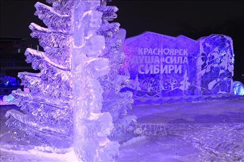 Các tác phẩm điêu khắc băng với chủ đề Krasnoyarsk - sức mạnh tinh thần của Siberia, được trưng bày bên bờ sông Enisei. Ảnh: Trần Hiếu - Pv TTXVN tại Liên bang Nga Băng đá dùng để chế tác được lấy từ các hồ nước tự nhiên, đóng băng ở nhiệt độ từ -10 đến -15 độ C trong một vài tuần. Ảnh: Trần Hiếu - Pv TTXVN tại Liên bang Nga Trẻ em thích thú với các tác phẩm điêu khắc nhân vật hoạt hình. Ảnh: Trần Hiếu - Pv TTXVN tại Liên bang Nga Vẻ đẹp của các tác phẩm điêu khắc băng khiến trẻ em thích thú như lạc vào câu chuyện cổ tích. Ảnh: Trần Hiếu - Pv TTXVN tại Liên bang Nga Cây cầu trượt được ghép từ các khối băng để trẻ em vui chơi trong những ngày đông. Ảnh: Trần Hiếu - Pv TTXVN tại Liên bang Nga Hình ảnh chuột Mickey được chọn làm biểu tượng của năm 2020. Ảnh: Trần Hiếu - Pv TTXVN tại Liên bang Nga Cùng với cây thông năm mới, các tác phẩm điêu khắc băng làm nên đặc trưng của các đô thị vùng Siberia. Ảnh: Trần Hiếu - Pv TTXVN tại Liên bang Nga Ông già tuyết và Công chúa tuyết. Ảnh: Trần Hiếu - Pv TTXVN tại Liên bang Nga Các tác phẩm điêu khắc băng được chế tác từ các khối băng đá tự nhiên lấy từ các hồ nước lớn ở vùng Siberia. Ảnh: Trần Hiếu - Pv TTXVN tại Liên bang Nga Không gian triển lãm các tác phẩm điêu khắc băng thu hút sự quan tâm của người dân địa phương. Ảnh: Trần Hiếu - Pv TTXVN tại Liên bang Nga Tùy vào điều kiện khí hậu, thời tiết từng năm, các nghệ nhân có kinh nghiệm biết chọn thời điểm cắt các khối băng đá từ các độ sâu khác nhau để đảm bảo khối đá bền, màu sắc đẹp và lâu tan chảy. Ảnh: Trần Hiếu - Pv TTXVN tại Liên bang Nga Nét độc đáo của mỗi sản phẩm điêu khắc băng thu hút sự chú ý của người tham quan. Ảnh: Trần Hiếu - Pv TTXVN tại Liên bang Nga Du khách thích thú ghi lại những hình ảnh ấn tượng cùng với các tác phẩm điêu khắc băng. Ảnh: Trần Hiếu - Pv TTXVN tại Liên bang Nga