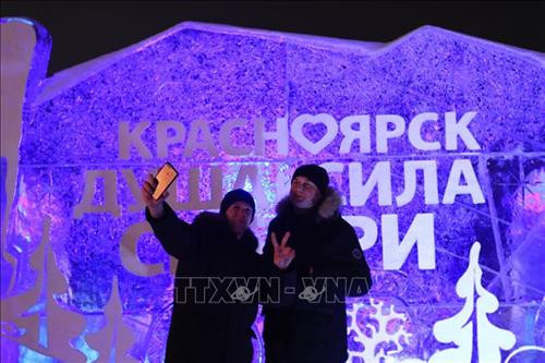 Các tác phẩm điêu khắc băng với chủ đề Krasnoyarsk - sức mạnh tinh thần của Siberia, được trưng bày bên bờ sông Enisei. Ảnh: Trần Hiếu - Pv TTXVN tại Liên bang Nga Băng đá dùng để chế tác được lấy từ các hồ nước tự nhiên, đóng băng ở nhiệt độ từ -10 đến -15 độ C trong một vài tuần. Ảnh: Trần Hiếu - Pv TTXVN tại Liên bang Nga Trẻ em thích thú với các tác phẩm điêu khắc nhân vật hoạt hình. Ảnh: Trần Hiếu - Pv TTXVN tại Liên bang Nga Vẻ đẹp của các tác phẩm điêu khắc băng khiến trẻ em thích thú như lạc vào câu chuyện cổ tích. Ảnh: Trần Hiếu - Pv TTXVN tại Liên bang Nga Cây cầu trượt được ghép từ các khối băng để trẻ em vui chơi trong những ngày đông. Ảnh: Trần Hiếu - Pv TTXVN tại Liên bang Nga Hình ảnh chuột Mickey được chọn làm biểu tượng của năm 2020. Ảnh: Trần Hiếu - Pv TTXVN tại Liên bang Nga Cùng với cây thông năm mới, các tác phẩm điêu khắc băng làm nên đặc trưng của các đô thị vùng Siberia. Ảnh: Trần Hiếu - Pv TTXVN tại Liên bang Nga Ông già tuyết và Công chúa tuyết. Ảnh: Trần Hiếu - Pv TTXVN tại Liên bang Nga Các tác phẩm điêu khắc băng được chế tác từ các khối băng đá tự nhiên lấy từ các hồ nước lớn ở vùng Siberia. Ảnh: Trần Hiếu - Pv TTXVN tại Liên bang Nga Không gian triển lãm các tác phẩm điêu khắc băng thu hút sự quan tâm của người dân địa phương. Ảnh: Trần Hiếu - Pv TTXVN tại Liên bang Nga Tùy vào điều kiện khí hậu, thời tiết từng năm, các nghệ nhân có kinh nghiệm biết chọn thời điểm cắt các khối băng đá từ các độ sâu khác nhau để đảm bảo khối đá bền, màu sắc đẹp và lâu tan chảy. Ảnh: Trần Hiếu - Pv TTXVN tại Liên bang Nga Nét độc đáo của mỗi sản phẩm điêu khắc băng thu hút sự chú ý của người tham quan. Ảnh: Trần Hiếu - Pv TTXVN tại Liên bang Nga Du khách thích thú ghi lại những hình ảnh ấn tượng cùng với các tác phẩm điêu khắc băng. Ảnh: Trần Hiếu - Pv TTXVN tại Liên bang Nga