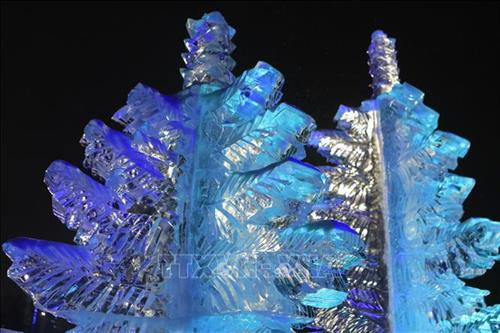 Các tác phẩm điêu khắc băng với chủ đề Krasnoyarsk - sức mạnh tinh thần của Siberia, được trưng bày bên bờ sông Enisei. Ảnh: Trần Hiếu - Pv TTXVN tại Liên bang Nga Băng đá dùng để chế tác được lấy từ các hồ nước tự nhiên, đóng băng ở nhiệt độ từ -10 đến -15 độ C trong một vài tuần. Ảnh: Trần Hiếu - Pv TTXVN tại Liên bang Nga Trẻ em thích thú với các tác phẩm điêu khắc nhân vật hoạt hình. Ảnh: Trần Hiếu - Pv TTXVN tại Liên bang Nga Vẻ đẹp của các tác phẩm điêu khắc băng khiến trẻ em thích thú như lạc vào câu chuyện cổ tích. Ảnh: Trần Hiếu - Pv TTXVN tại Liên bang Nga Cây cầu trượt được ghép từ các khối băng để trẻ em vui chơi trong những ngày đông. Ảnh: Trần Hiếu - Pv TTXVN tại Liên bang Nga Hình ảnh chuột Mickey được chọn làm biểu tượng của năm 2020. Ảnh: Trần Hiếu - Pv TTXVN tại Liên bang Nga Cùng với cây thông năm mới, các tác phẩm điêu khắc băng làm nên đặc trưng của các đô thị vùng Siberia. Ảnh: Trần Hiếu - Pv TTXVN tại Liên bang Nga Ông già tuyết và Công chúa tuyết. Ảnh: Trần Hiếu - Pv TTXVN tại Liên bang Nga Các tác phẩm điêu khắc băng được chế tác từ các khối băng đá tự nhiên lấy từ các hồ nước lớn ở vùng Siberia. Ảnh: Trần Hiếu - Pv TTXVN tại Liên bang Nga Không gian triển lãm các tác phẩm điêu khắc băng thu hút sự quan tâm của người dân địa phương. Ảnh: Trần Hiếu - Pv TTXVN tại Liên bang Nga Tùy vào điều kiện khí hậu, thời tiết từng năm, các nghệ nhân có kinh nghiệm biết chọn thời điểm cắt các khối băng đá từ các độ sâu khác nhau để đảm bảo khối đá bền, màu sắc đẹp và lâu tan chảy. Ảnh: Trần Hiếu - Pv TTXVN tại Liên bang Nga Nét độc đáo của mỗi sản phẩm điêu khắc băng thu hút sự chú ý của người tham quan. Ảnh: Trần Hiếu - Pv TTXVN tại Liên bang Nga Du khách thích thú ghi lại những hình ảnh ấn tượng cùng với các tác phẩm điêu khắc băng. Ảnh: Trần Hiếu - Pv TTXVN tại Liên bang Nga