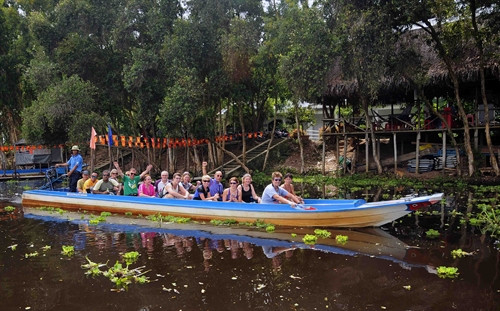 Du khách quốc tế tham quan rừng tràm Trà Sư Du khách quốc tế tham quan rừng tràm Trà Sư
