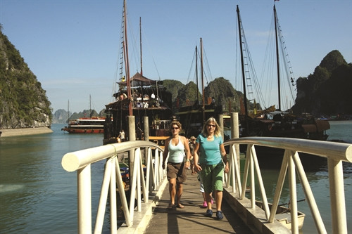 Du khách nước ngoài tham quan vịnh Hạ Long. Ảnh: TTXVN
