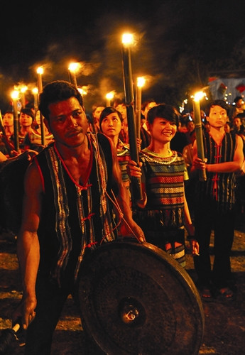 Tấu chiêng chuẩn bị cho lễ đâm trâu