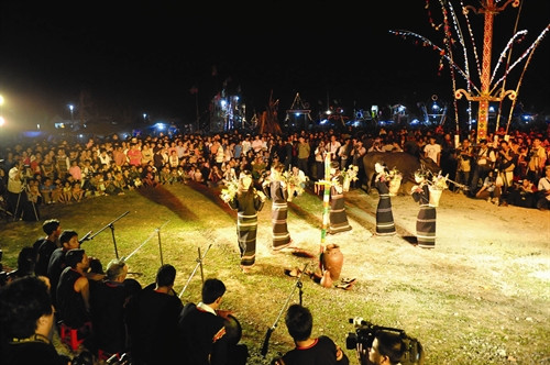 Các thiếu nữ Bahnar múa hát trong lễ đâm trâu