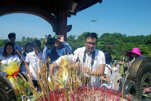 Đoàn thanh niên Việt Kiều thắp hương tưởng nhớ, rei ân các anh hùng, liệt sỹ tại Khu di tích Thành cổ Quảng Trị.. Ảnh: TTXVN Đoàn thanh niên Việt Kiều thắp hương tưởng nhớ, rei ân các anh hùng, liệt sỹ tại Khu di tích Thành cổ Quảng Trị.. Ảnh: TTXVN