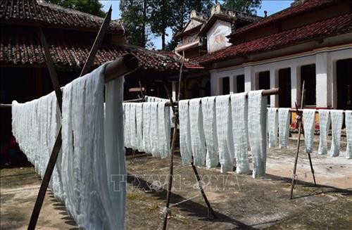 Công đoạn phơi chỉ tại nghề dệt choàng Long Khánh A. Ảnh: Chương Đài - TTXVN