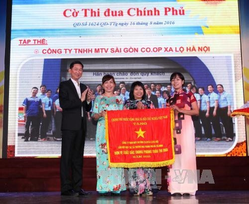 Phó Chủ tịch UBND TP. Hồ Chí Minh Trần Vĩnh Tuyến trao Cờ thi đua của UBND TP. Hồ Chí Minh cho các tập thể hoàn thành xuất sắc nhiệm vụ năm 2016. Ảnh: Thanh Vũ-TTXVN