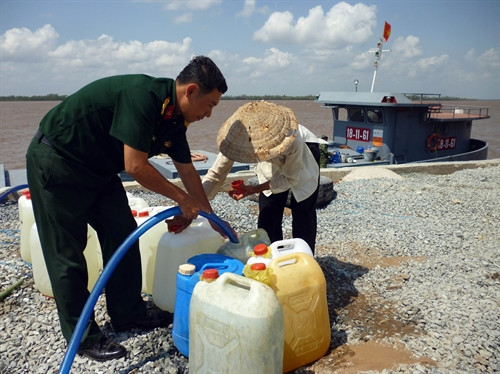 Bộ đội “chia” nước sinh hoạt cho người dân xã An Hiệp Bộ đội “chia” nước sinh hoạt cho người dân xã An Hiệp