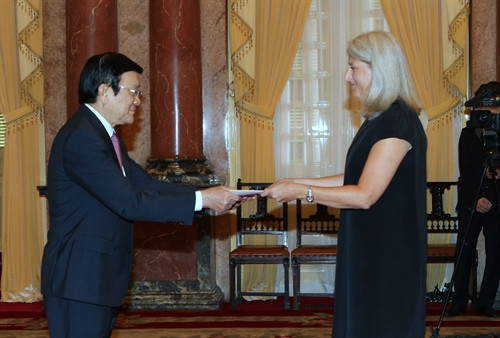 Sáng 20/8/2015, tại Phủ Chủ tịch, Chủ tịch nước Trương Tấn Sang tiếp Bà Charlotte Laursen, Đại sứ đặc mệnh toàn quyền Vương quốc Đan Mạch tại Việt Nam, đến trình Quốc thư. Ảnh: Nguyễn Khang – TTXVN