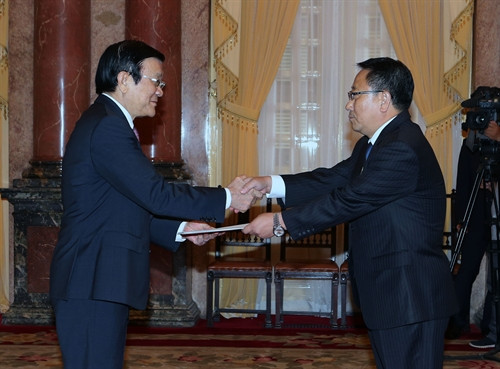 Sáng 20/8/2015, tại Phủ Chủ tịch, Chủ tịch nước Trương Tấn Sang tiếp Ngài Kim Myong Gil, Đại sứ đặc mệnh toàn quyền Cộng hòa Dân chủ nhân dân Triều Tiên tại Việt Nam, đến trình Quốc thư. Ảnh: Nguyễn Khang – TTXVN