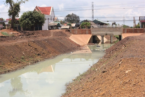Kênh dẫn nước thuộc thị trấn Thanh Bình, huyện Bù Đốp - tiềm ẩn nguy cơ đuối nước cho trẻ em. Kênh dẫn nước thuộc thị trấn Thanh Bình, huyện Bù Đốp - tiềm ẩn nguy cơ đuối nước cho trẻ em.