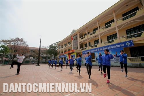 Học sinh lớp 10 với bài tập Aerobic rèn luyện sức khỏe. Ảnh: An Thành Đạt