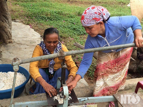 Bà con làm bánh cốm đón Ramưwan. Bà con làm bánh cốm đón Ramưwan.