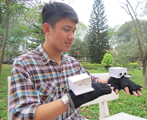 Nam sinh sáng tạo găng tay thông minh dành cho người khiếm thị ảnh 1