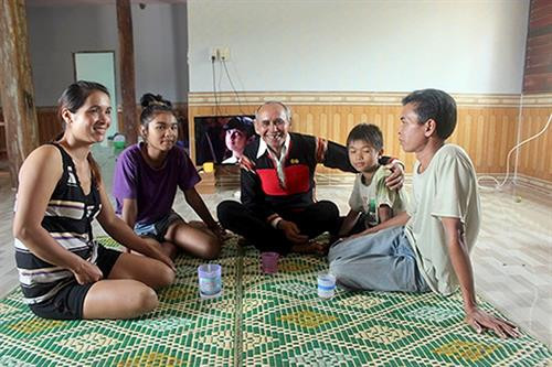 Già làng Y Trí Mlô ở xã Cư Pơng, huyện Krông Púk (Đắk Lắk) tích cực vận động gia đình và nhân dân địa phương thực hiện chính sách, pháp luật của Nhà nước. Ảnh:.nhandan.com.vn Già làng Y Trí Mlô ở xã Cư Pơng, huyện Krông Púk (Đắk Lắk) tích cực vận động gia đình và nhân dân địa phương thực hiện chính sách, pháp luật của Nhà nước. Ảnh:.nhandan.com.vn