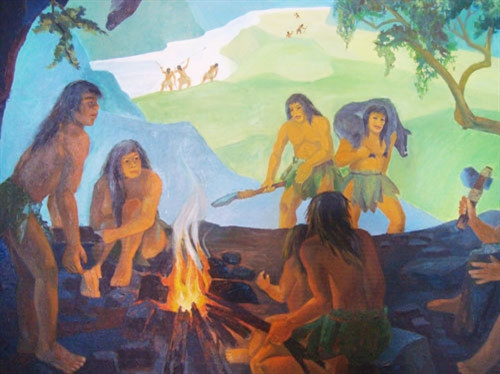 Bức tranh mô phỏng cuộc sống người tiền sử ở Nam Tây Nguyên tại Bảo tàng Lâm Đồng