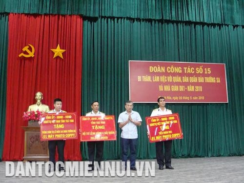 Đại diện tỉnh Trà Vinh trao quà tượng trưng cho bộ đội Trường Sa và Nhà giàn DK1..Ảnh: Mai Hưng