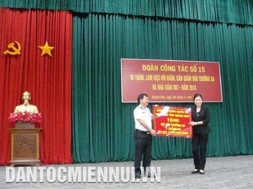 Đại diện tỉnh Quảng Ninh trao quà tượng trưng cho bộ đội Trường Sa. Ảnh: Mai Hưng