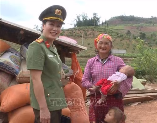 Trung tá Đinh Thị Thêu đến từng gia đình xã Chiềng Sơn để nắm tình hình và tuyên truyền, vận động nhân dân chấp hành nghiêm các chủ trương, đường lối của Đảng, pháp luật của Nhà nước. Ảnh: Nguyễn Cường – TTXVN