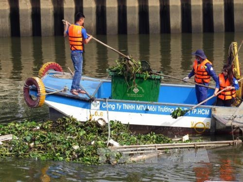 Đoàn viên ra quân vớt rác trên kênh Nhiêu Lộc tại địa bàn phường 2 – quận Phú Nhuận. Ảnh: Hoàng Hải -TTXVN Đoàn viên ra quân vớt rác trên kênh Nhiêu Lộc tại địa bàn phường 2 – quận Phú Nhuận. Ảnh: Hoàng Hải -TTXVN