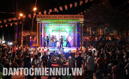 Một tiết mục văn nghệ chào mừng Tết Chôl Chnăm Thmây 2018 tại Chùa Dơi, tỉnh Sóc Trăng . Ảnh: Sơn Hên