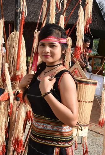 Dây buộc tóc của cô gái Ba Na.