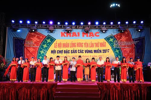 Các đại biểu cắt băng khai mạc Lễ hội nhãn lồng Hưng Yên lần thứ nhất và Hội chợ đặc sản các vùng miền năm 2017. Ảnh: Hoàng Hà